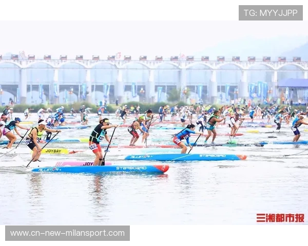 桨板运动员被大浪拍翻后骑回水面