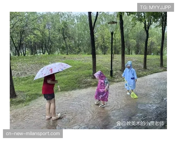 雨天草坪上的积水被踩出水花，草坪下雨后为什么还要浇水